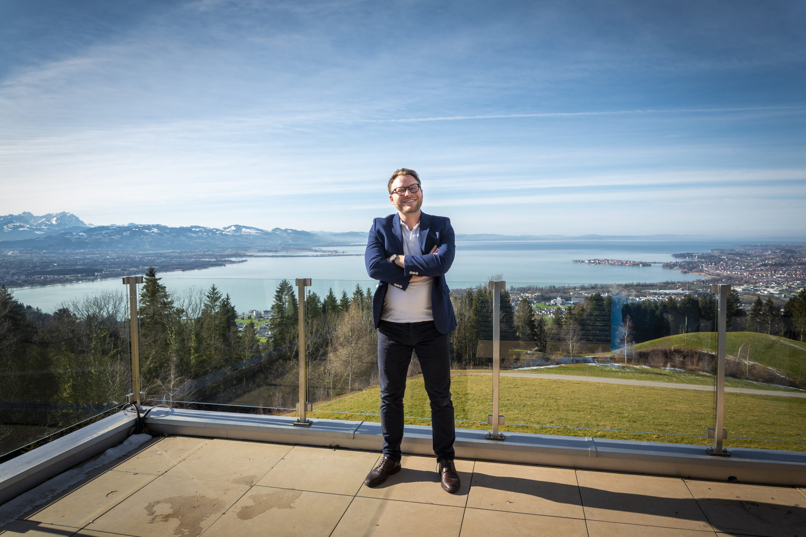 Manuel Hehle vor einem Panorama des Bodensees