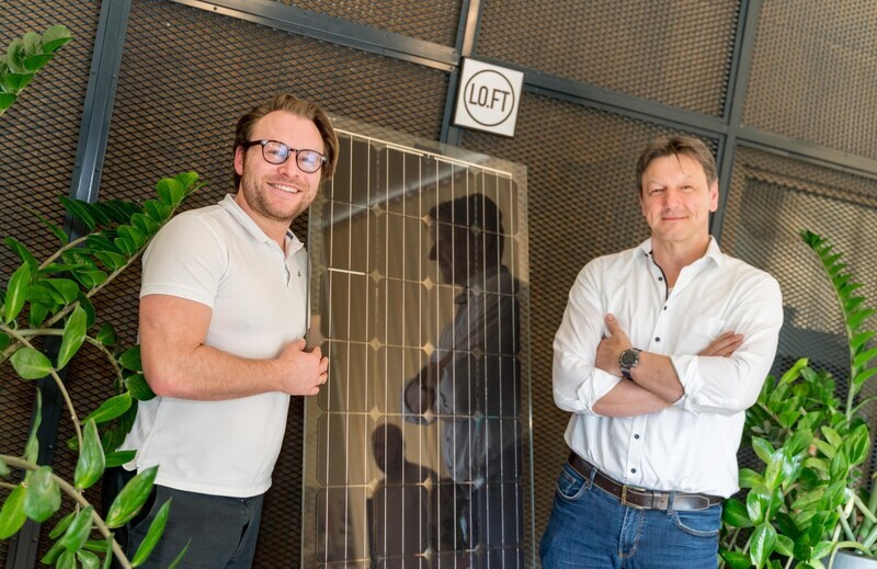 Manuel Hehle und Alexander Moosbrugger von Mo Energy Systems vor einem PV-Fassaden-Panel